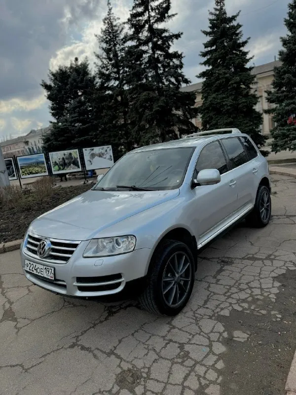 Продам volkswagen touareg ✅850.000₽✅ самый надежный и простой мотор 3.6 бенз на автомате, и полном приводе! авто с завода на пружинах! без пневмы! литье r20 и очень жирная комплектация с подогревами сидений, сенсорной мультимедиа, кожей, мульти руль с круизом, и еще много чего! есть фаркоп! пробег 256т. км салон в состояние нового! 2 хоз по птс, в последних руках 11лет! кузов оцинкованный и без единого рыжика! такой туарег еще нужно поискать! технически в идеальном состоянии, ни одной ошибки, новая ходовка! идеальная зеленая автотека ✅ без единого дтп. птс оригинал, любое переоформление документов в мрео! цена подарок за такую историю, и состояние🔥 г. макеевка +79497324159. 📞 звоните: +7(949)7324159 - фотография - 3