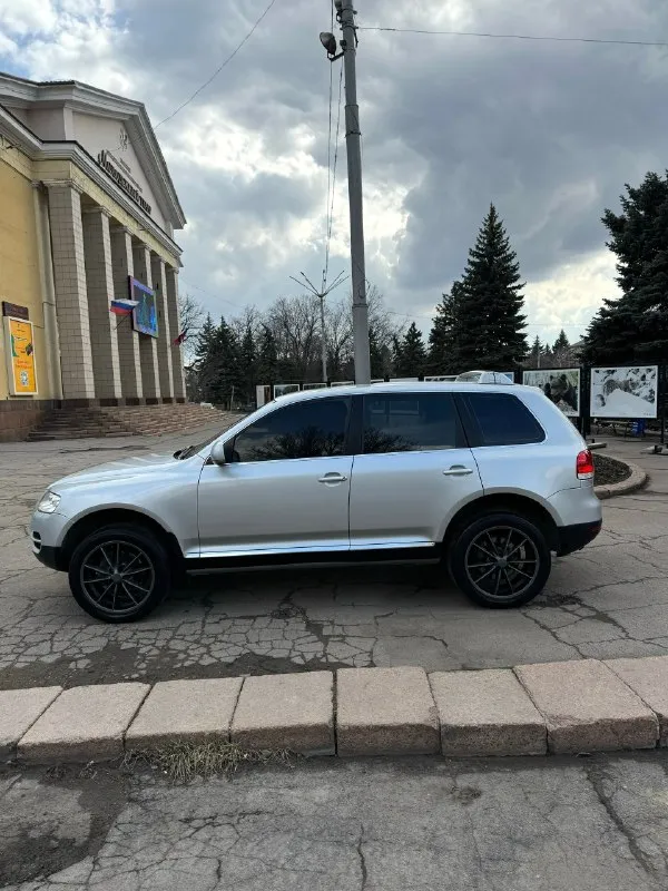 Продам volkswagen touareg ✅850.000₽✅ самый надежный и простой мотор 3.6 бенз на автомате, и полном приводе! авто с завода на пружинах! без пневмы! литье r20 и очень жирная комплектация с подогревами сидений, сенсорной мультимедиа, кожей, мульти руль с круизом, и еще много чего! есть фаркоп! пробег 256т. км салон в состояние нового! 2 хоз по птс, в последних руках 11лет! кузов оцинкованный и без единого рыжика! такой туарег еще нужно поискать! технически в идеальном состоянии, ни одной ошибки, новая ходовка! идеальная зеленая автотека ✅ без единого дтп. птс оригинал, любое переоформление документов в мрео! цена подарок за такую историю, и состояние🔥 г. макеевка +79497324159. 📞 звоните: +7(949)7324159 - фотография - 4