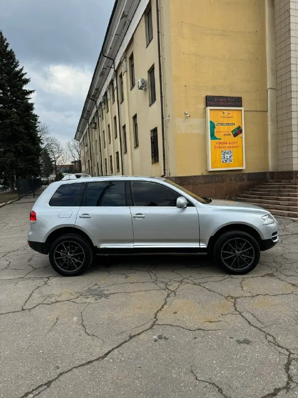 Продам volkswagen touareg ✅850.000₽✅ самый надежный и простой мотор 3.6 бенз на автомате, и полном приводе! авто с завода на пружинах! без пневмы! литье r20 и очень жирная комплектация с подогревами сидений, сенсорной мультимедиа, кожей, мульти руль с круизом, и еще много чего! есть фаркоп! пробег 256т. км салон в состояние нового! 2 хоз по птс, в последних руках 11лет! кузов оцинкованный и без единого рыжика! такой туарег еще нужно поискать! технически в идеальном состоянии, ни одной ошибки, новая ходовка! идеальная зеленая автотека ✅ без единого дтп. птс оригинал, любое переоформление документов в мрео! цена подарок за такую историю, и состояние🔥 г. макеевка +79497324159. 📞 звоните: +7(949)7324159 - фотография - 5