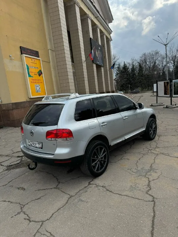 Продам volkswagen touareg ✅850.000₽✅ самый надежный и простой мотор 3.6 бенз на автомате, и полном приводе! авто с завода на пружинах! без пневмы! литье r20 и очень жирная комплектация с подогревами сидений, сенсорной мультимедиа, кожей, мульти руль с круизом, и еще много чего! есть фаркоп! пробег 256т. км салон в состояние нового! 2 хоз по птс, в последних руках 11лет! кузов оцинкованный и без единого рыжика! такой туарег еще нужно поискать! технически в идеальном состоянии, ни одной ошибки, новая ходовка! идеальная зеленая автотека ✅ без единого дтп. птс оригинал, любое переоформление документов в мрео! цена подарок за такую историю, и состояние🔥 г. макеевка +79497324159. 📞 звоните: +7(949)7324159 - фотография - 6