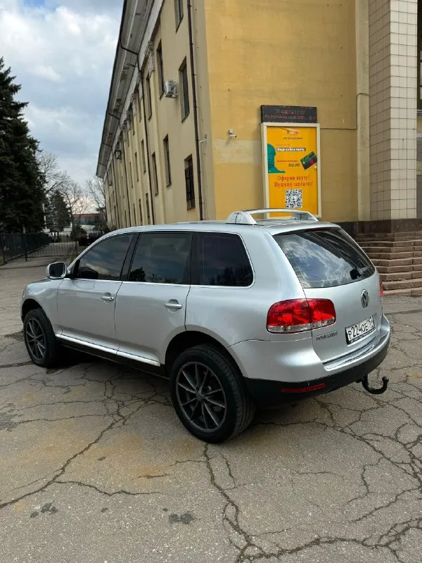 Продам volkswagen touareg ✅850.000₽✅ самый надежный и простой мотор 3.6 бенз на автомате, и полном приводе! авто с завода на пружинах! без пневмы! литье r20 и очень жирная комплектация с подогревами сидений, сенсорной мультимедиа, кожей, мульти руль с круизом, и еще много чего! есть фаркоп! пробег 256т. км салон в состояние нового! 2 хоз по птс, в последних руках 11лет! кузов оцинкованный и без единого рыжика! такой туарег еще нужно поискать! технически в идеальном состоянии, ни одной ошибки, новая ходовка! идеальная зеленая автотека ✅ без единого дтп. птс оригинал, любое переоформление документов в мрео! цена подарок за такую историю, и состояние🔥 г. макеевка +79497324159. 📞 звоните: +7(949)7324159 - фотография - 7