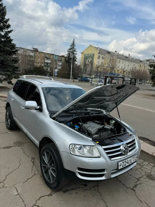 Продам volkswagen touareg ✅850.000₽✅ самый надежный и простой мотор 3.6 бенз на автомате, и полном приводе! авто с завода на пружинах! без пневмы! литье r20 и очень жирная комплектация с подогревами сидений, сенсорной мультимедиа, кожей, мульти руль с круизом, и еще много чего! есть фаркоп! пробег 256т. км салон в состояние нового! 2 хоз по птс, в последних руках 11лет! кузов оцинкованный и без единого рыжика! такой туарег еще нужно поискать! технически в идеальном состоянии, ни одной ошибки, новая ходовка! идеальная зеленая автотека ✅ без единого дтп. птс оригинал, любое переоформление документов в мрео! цена подарок за такую историю, и состояние🔥 г. макеевка +79497324159. 📞 звоните: +7(949)7324159 - фотография - 8