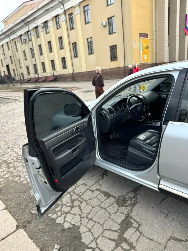 Продам volkswagen touareg ✅850.000₽✅ самый надежный и простой мотор 3.6 бенз на автомате, и полном приводе! авто с завода на пружинах! без пневмы! литье r20 и очень жирная комплектация с подогревами сидений, сенсорной мультимедиа, кожей, мульти руль с круизом, и еще много чего! есть фаркоп! пробег 256т. км салон в состояние нового! 2 хоз по птс, в последних руках 11лет! кузов оцинкованный и без единого рыжика! такой туарег еще нужно поискать! технически в идеальном состоянии, ни одной ошибки, новая ходовка! идеальная зеленая автотека ✅ без единого дтп. птс оригинал, любое переоформление документов в мрео! цена подарок за такую историю, и состояние🔥 г. макеевка +79497324159. 📞 звоните: +7(949)7324159 - фотография - 9
