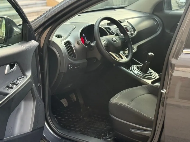Продам kia sportage
1 Владелец. Без дтп!
Родной окрас.
Год:2013
Цена:1.300.000₽
Торг при осмотре!
Привод:передний
Родной пробег:170.000км
Коробка:механика
: 2Л бензин.
1 Владелец с автосалона, пробег подтвержденный, сервисные книжки, все чеки по обслуживанию есть, кузов без единого крашеного элемента, весь в заводском окрасе, без гнили и ржавчины, мотор работает отлично как на холодную, так и на горячую, не цокатит, не стучит, все отлично, вложений не каких не требует обсолютно.
Комплектация: мульти руль, 4 эл. Стеклоподемника, подогревы всех сидений, двух зонный климат контроль, помощь при подъёме, датчик света и дождя, штатная музыка с блютузом, парктроники, сигнализация пандора. Резина зима лето.
По запросу отправлю видео обзор.
По вопросам звоните.
Номер:
+79495895440 +7 949 594-15-39
На обоих номерах тг. И max
Тг. @avto_dnr123
📞 Звоните: +7(949)5895440 - фотография - 7