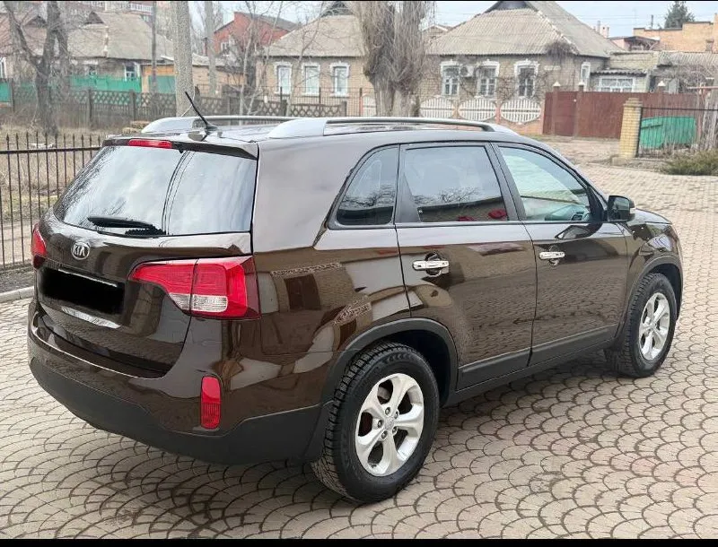 Kia sorento 2015 год двигатель 2.4бензин коробка автомат автомобиль в отличном состоянии, автотека зелёная вложение абсолютно не какого не требует! чистый ухоженный салон, готов на любые проверки с вашей стороны! есть всё для комфортного вождения! двух зонный климат датчик света и дождя подогрев сидений круиз контроль, бортовой компьютер, камера заднего вида, и т д. с документами всё в порядке, продажа с полным переоформлением мрэо 💯 г. донецк цена 1.700.₽ звоните остальное по номеру телефона +79496164847 📞 звоните: +7(949)6164847 - фотография - 3