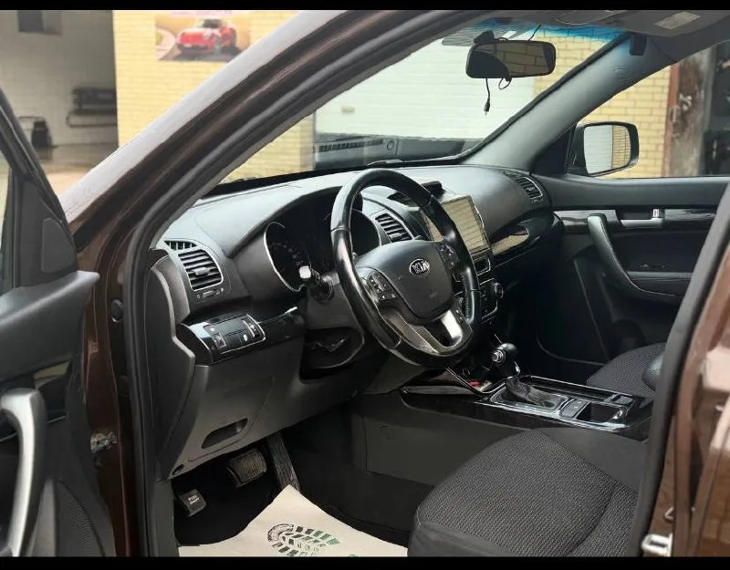 Kia sorento 2015 год двигатель 2.4бензин коробка автомат автомобиль в отличном состоянии, автотека зелёная вложение абсолютно не какого не требует! чистый ухоженный салон, готов на любые проверки с вашей стороны! есть всё для комфортного вождения! двух зонный климат датчик света и дождя подогрев сидений круиз контроль, бортовой компьютер, камера заднего вида, и т д. с документами всё в порядке, продажа с полным переоформлением мрэо 💯 г. донецк цена 1.700.₽ звоните остальное по номеру телефона +79496164847 📞 звоните: +7(949)6164847 - фотография - 5