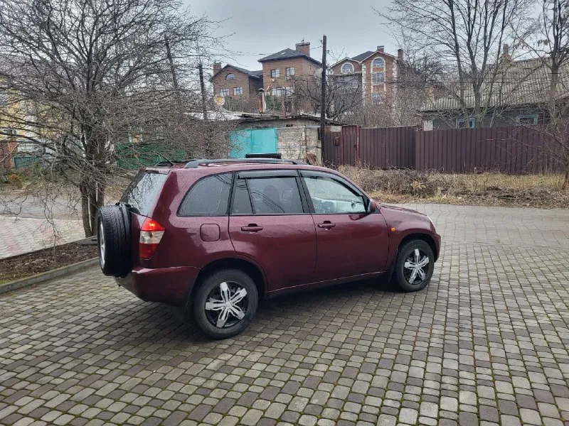 Продам авто chery tiggo 2.0 (чери тигго) цена: 375.000руб пробег: 121.000 год выпуска: 2009 год город: донецк номер: +7 949 086 06 31( telegram) автомобиль покупался новым в автосалоне в донецке, в одних руках с момента покупки, двигатель в отличном состояние, ходовая часть перебранна, коробка без нареканий, хорошая комплектация, полный электро пакет, электро зеркала, мультируль, подогревы сидений, рабочий кондиционер, штатная сигнализация, стёкла все родные, новый аккамулятор, два ключа. по кузову отлично сохранился для своих лет. хороший семейный автомобиль. звоните пишите. - фотография - 1