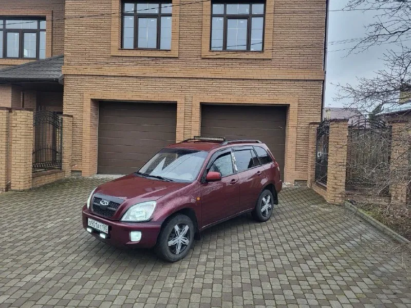 Продам авто chery tiggo 2.0 (чери тигго) цена: 375.000руб пробег: 121.000 год выпуска: 2009 год город: донецк номер: +7 949 086 06 31( telegram) автомобиль покупался новым в автосалоне в донецке, в одних руках с момента покупки, двигатель в отличном состояние, ходовая часть перебранна, коробка без нареканий, хорошая комплектация, полный электро пакет, электро зеркала, мультируль, подогревы сидений, рабочий кондиционер, штатная сигнализация, стёкла все родные, новый аккамулятор, два ключа. по кузову отлично сохранился для своих лет. хороший семейный автомобиль. звоните пишите. - фотография - 8