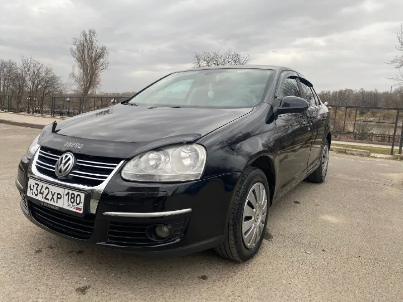 Volkswagen jetta-5 at 2007 год, официал двигатель bse 1.6l. 102л. с работает ровно, течей нет акпп-6 полноценный автомат не пинает и не затягивает все стекла с лобовым родные ходовая обслужена, дно целое цена 699тыс. +79494159017 осмотр донецк, собственник страховка и техосмотр есть комплектация с двухзонным климатом, подогревами сидений, омывателем и корректором фар, полный электропакет, бортовой компьютер, электропривод и обогрев зеркал, датчики света и дождя, airbags, abs, ebd, bas, esp 2 комплекта ключей, сервиска 2 комплекта хорошей резины: лето - pirelli, зима yokohama 📞 🇷🇺 звоните: +79494159017 - фотография - 3