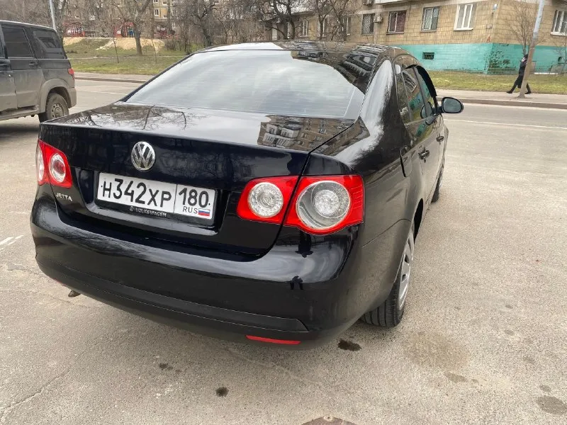 Volkswagen jetta-5 at 2007 год, официал двигатель bse 1.6l. 102л. с работает ровно, течей нет акпп-6 полноценный автомат не пинает и не затягивает все стекла с лобовым родные ходовая обслужена, дно целое цена 699тыс. +79494159017 осмотр донецк, собственник страховка и техосмотр есть комплектация с двухзонным климатом, подогревами сидений, омывателем и корректором фар, полный электропакет, бортовой компьютер, электропривод и обогрев зеркал, датчики света и дождя, airbags, abs, ebd, bas, esp 2 комплекта ключей, сервиска 2 комплекта хорошей резины: лето - pirelli, зима yokohama 📞 🇷🇺 звоните: +79494159017 - фотография - 4
