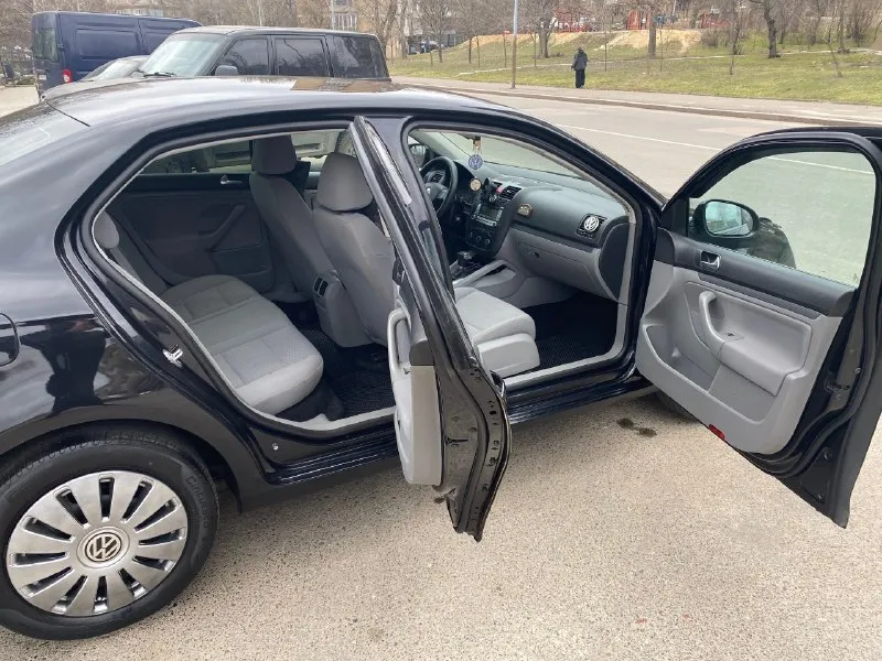 Volkswagen jetta-5 at 2007 год, официал двигатель bse 1.6l. 102л. с работает ровно, течей нет акпп-6 полноценный автомат не пинает и не затягивает все стекла с лобовым родные ходовая обслужена, дно целое цена 699тыс. +79494159017 осмотр донецк, собственник страховка и техосмотр есть комплектация с двухзонным климатом, подогревами сидений, омывателем и корректором фар, полный электропакет, бортовой компьютер, электропривод и обогрев зеркал, датчики света и дождя, airbags, abs, ebd, bas, esp 2 комплекта ключей, сервиска 2 комплекта хорошей резины: лето - pirelli, зима yokohama 📞 🇷🇺 звоните: +79494159017 - фотография - 5