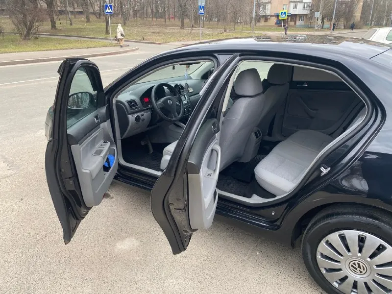 Volkswagen jetta-5 at 2007 год, официал двигатель bse 1.6l. 102л. с работает ровно, течей нет акпп-6 полноценный автомат не пинает и не затягивает все стекла с лобовым родные ходовая обслужена, дно целое цена 699тыс. +79494159017 осмотр донецк, собственник страховка и техосмотр есть комплектация с двухзонным климатом, подогревами сидений, омывателем и корректором фар, полный электропакет, бортовой компьютер, электропривод и обогрев зеркал, датчики света и дождя, airbags, abs, ebd, bas, esp 2 комплекта ключей, сервиска 2 комплекта хорошей резины: лето - pirelli, зима yokohama 📞 🇷🇺 звоните: +79494159017 - фотография - 6