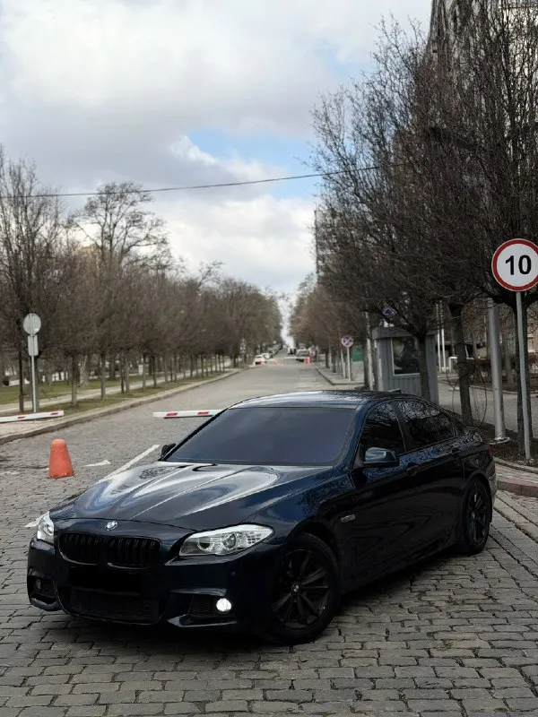 В продаже bmw 5 f10 в заводском м-паке год выпуска 2013 на надежном и едущем моторе 3.0 работает отлично без каких либо нареканий переключат мягко и плавно, без пинков и рывков ходовая часть полностью обслужена цена 1.580.000₽ возможен торг реальному и быстрому покупателю возможна продажа в кредит и обмен на интересующие вас вопросы отвечу по телефону +7 949 742 53 98 +7 949 374 95 82 📞 звоните: +7(949)7425398 - фотография - 1