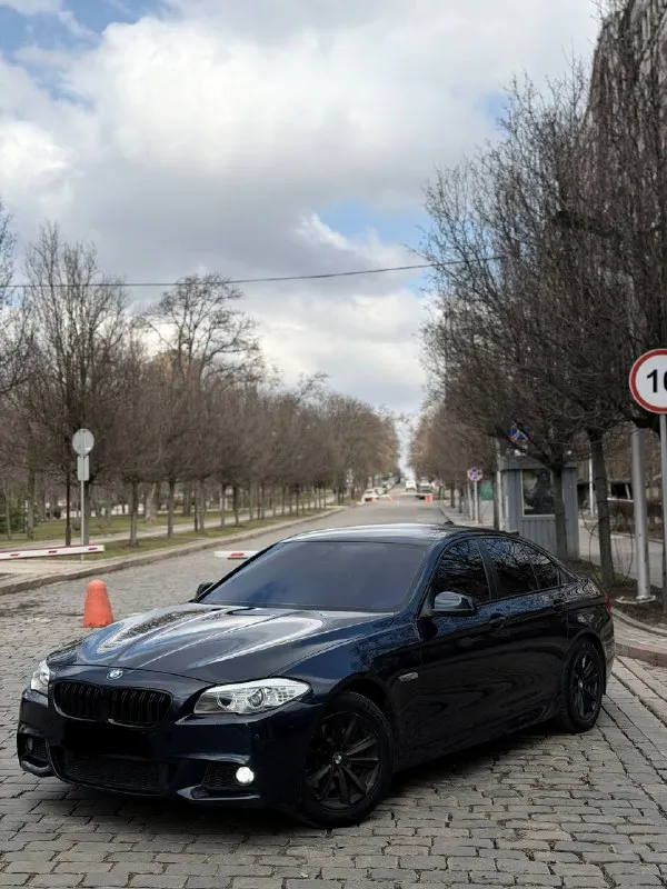 В продаже bmw 5 f10 в заводском м-паке год выпуска 2013 на надежном и едущем моторе 3.0 работает отлично без каких либо нареканий переключат мягко и плавно, без пинков и рывков ходовая часть полностью обслужена цена 1.580.000₽ возможен торг реальному и быстрому покупателю возможна продажа в кредит и обмен на интересующие вас вопросы отвечу по телефону +7 949 742 53 98 +7 949 374 95 82 📞 звоните: +7(949)7425398 - фотография - 2