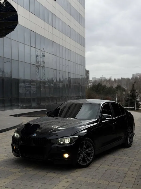 Продам bmw 3 f30 2013 года выпуска автомобиль полностью обслужен своевременно, отличное состояние как технически так и внешне! 2.0 работает идеально, тихо, не троит и не дымит, резвая динамика разгона коробка автомат, переключается мягко и плавно ходовая часть как мячик, нет никаких шумов в автомобиле полностью уверен, сел и поехал в любую точку. салон ухоженный и красивый, нет потертостей и прочего! юридически автомобиль кристально чист, любое оформление осмотр донецк 1.450.000 торгуюсь с быстрым покупателем рассмотрю вариант обмена, могу продать в кредит +7 949 374 95 82 +7 949 742 53 98 📞 звоните: +7(949)3749582 - фотография - 1