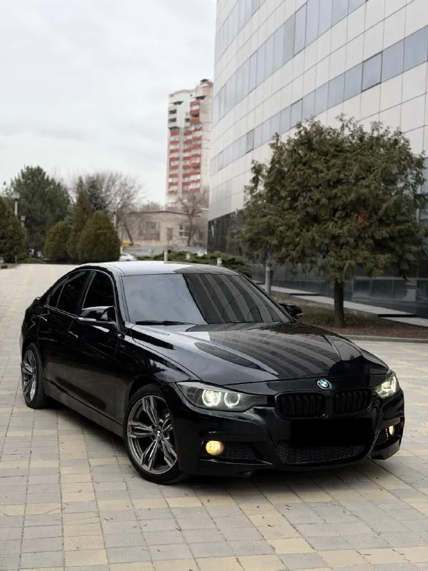 Продам bmw 3 f30 2013 года выпуска автомобиль полностью обслужен своевременно, отличное состояние как технически так и внешне! 2.0 работает идеально, тихо, не троит и не дымит, резвая динамика разгона коробка автомат, переключается мягко и плавно ходовая часть как мячик, нет никаких шумов в автомобиле полностью уверен, сел и поехал в любую точку. салон ухоженный и красивый, нет потертостей и прочего! юридически автомобиль кристально чист, любое оформление осмотр донецк 1.450.000 торгуюсь с быстрым покупателем рассмотрю вариант обмена, могу продать в кредит +7 949 374 95 82 +7 949 742 53 98 📞 звоните: +7(949)3749582 - фотография - 3