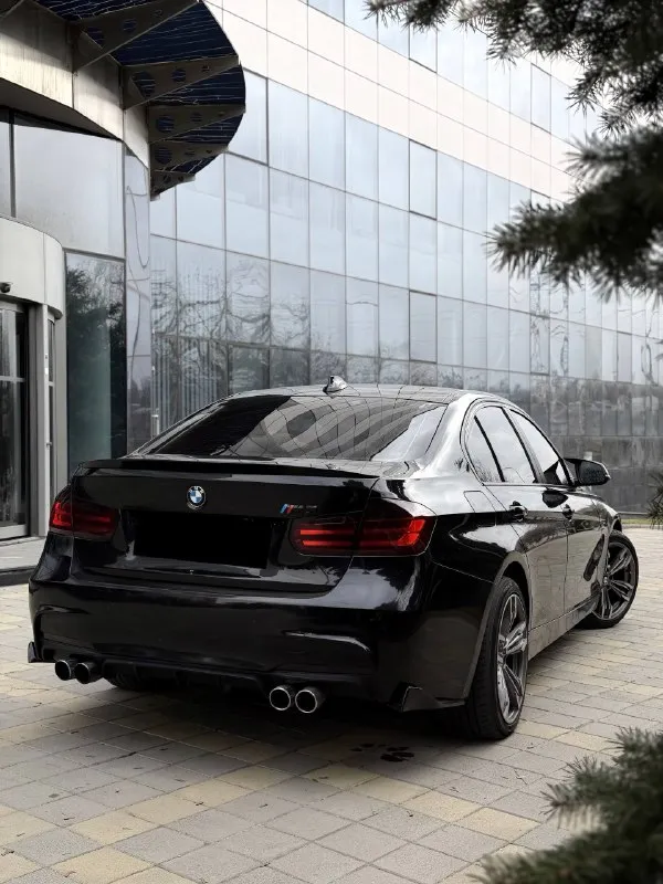 Продам bmw 3 f30 2013 года выпуска автомобиль полностью обслужен своевременно, отличное состояние как технически так и внешне! 2.0 работает идеально, тихо, не троит и не дымит, резвая динамика разгона коробка автомат, переключается мягко и плавно ходовая часть как мячик, нет никаких шумов в автомобиле полностью уверен, сел и поехал в любую точку. салон ухоженный и красивый, нет потертостей и прочего! юридически автомобиль кристально чист, любое оформление осмотр донецк 1.450.000 торгуюсь с быстрым покупателем рассмотрю вариант обмена, могу продать в кредит +7 949 374 95 82 +7 949 742 53 98 📞 звоните: +7(949)3749582 - фотография - 5
