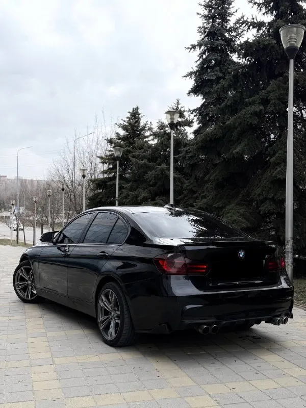 Продам bmw 3 f30 2013 года выпуска автомобиль полностью обслужен своевременно, отличное состояние как технически так и внешне! 2.0 работает идеально, тихо, не троит и не дымит, резвая динамика разгона коробка автомат, переключается мягко и плавно ходовая часть как мячик, нет никаких шумов в автомобиле полностью уверен, сел и поехал в любую точку. салон ухоженный и красивый, нет потертостей и прочего! юридически автомобиль кристально чист, любое оформление осмотр донецк 1.450.000 торгуюсь с быстрым покупателем рассмотрю вариант обмена, могу продать в кредит +7 949 374 95 82 +7 949 742 53 98 📞 звоните: +7(949)3749582 - фотография - 6
