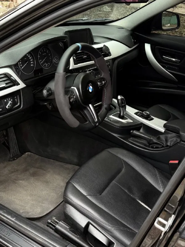 Продам bmw 3 f30 2013 года выпуска автомобиль полностью обслужен своевременно, отличное состояние как технически так и внешне! 2.0 работает идеально, тихо, не троит и не дымит, резвая динамика разгона коробка автомат, переключается мягко и плавно ходовая часть как мячик, нет никаких шумов в автомобиле полностью уверен, сел и поехал в любую точку. салон ухоженный и красивый, нет потертостей и прочего! юридически автомобиль кристально чист, любое оформление осмотр донецк 1.450.000 торгуюсь с быстрым покупателем рассмотрю вариант обмена, могу продать в кредит +7 949 374 95 82 +7 949 742 53 98 📞 звоните: +7(949)3749582 - фотография - 8