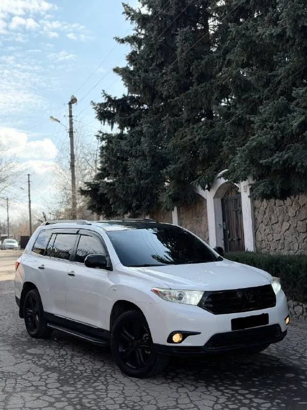 В продаже toyota highlander комфортный семейный и очень надежный автомобиль год выпуска 2011 на самом надежном и бодро едущем моторе 3.5 работает идеально обыкновенный гидротрансформатор переключается мягко и плавно без пинков и рывков ходовая часть полностью обслужена салон в отличном состоянии максимальная комплектация с третим рядом сидений 7 мест многозонным климат контролем и т. д. в машине есть абсолютно все для комфортного вождения цена 1.890.000 ₽ возможен торг реальному и быстрому покупателю возле авто возможна продажа в кредит обмен за более подробной информацией по телефону +7 949-742-53-98 +7 949-453-80-40 📞 звоните: +7(949)7425398 - фотография - 2