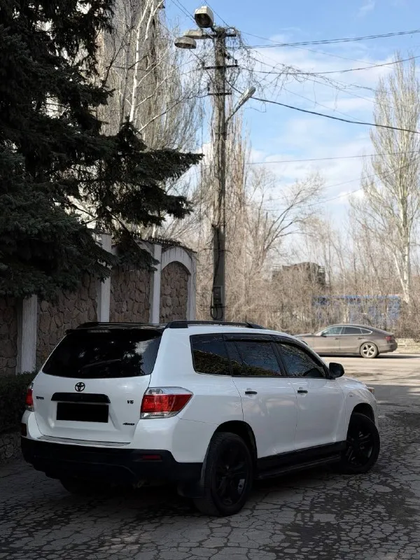 В продаже toyota highlander комфортный семейный и очень надежный автомобиль год выпуска 2011 на самом надежном и бодро едущем моторе 3.5 работает идеально обыкновенный гидротрансформатор переключается мягко и плавно без пинков и рывков ходовая часть полностью обслужена салон в отличном состоянии максимальная комплектация с третим рядом сидений 7 мест многозонным климат контролем и т. д. в машине есть абсолютно все для комфортного вождения цена 1.890.000 ₽ возможен торг реальному и быстрому покупателю возле авто возможна продажа в кредит обмен за более подробной информацией по телефону +7 949-742-53-98 +7 949-453-80-40 📞 звоните: +7(949)7425398 - фотография - 3
