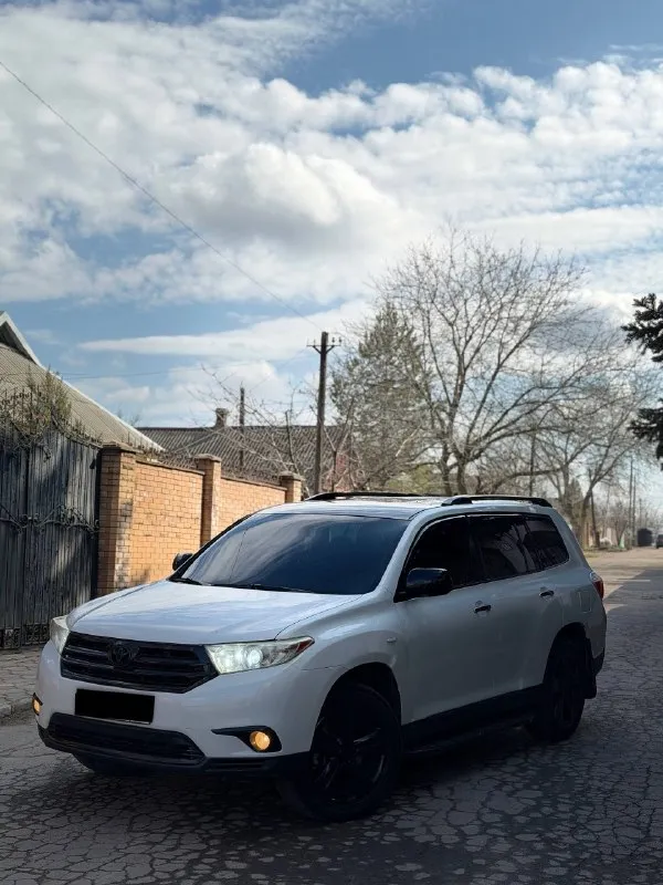 В продаже toyota highlander комфортный семейный и очень надежный автомобиль год выпуска 2011 на самом надежном и бодро едущем моторе 3.5 работает идеально обыкновенный гидротрансформатор переключается мягко и плавно без пинков и рывков ходовая часть полностью обслужена салон в отличном состоянии максимальная комплектация с третим рядом сидений 7 мест многозонным климат контролем и т. д. в машине есть абсолютно все для комфортного вождения цена 1.890.000 ₽ возможен торг реальному и быстрому покупателю возле авто возможна продажа в кредит обмен за более подробной информацией по телефону +7 949-742-53-98 +7 949-453-80-40 📞 звоните: +7(949)7425398 - фотография - 5