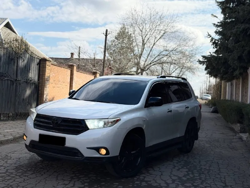 В продаже toyota highlander комфортный семейный и очень надежный автомобиль год выпуска 2011 на самом надежном и бодро едущем моторе 3.5 работает идеально обыкновенный гидротрансформатор переключается мягко и плавно без пинков и рывков ходовая часть полностью обслужена салон в отличном состоянии максимальная комплектация с третим рядом сидений 7 мест многозонным климат контролем и т. д. в машине есть абсолютно все для комфортного вождения цена 1.890.000 ₽ возможен торг реальному и быстрому покупателю возле авто возможна продажа в кредит обмен за более подробной информацией по телефону +7 949-742-53-98 +7 949-453-80-40 📞 звоните: +7(949)7425398 - фотография - 6