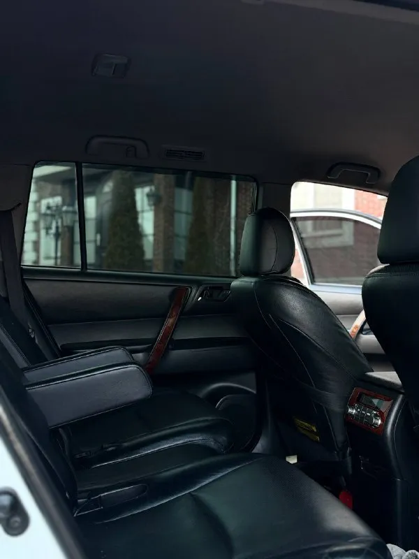 В продаже toyota highlander комфортный семейный и очень надежный автомобиль год выпуска 2011 на самом надежном и бодро едущем моторе 3.5 работает идеально обыкновенный гидротрансформатор переключается мягко и плавно без пинков и рывков ходовая часть полностью обслужена салон в отличном состоянии максимальная комплектация с третим рядом сидений 7 мест многозонным климат контролем и т. д. в машине есть абсолютно все для комфортного вождения цена 1.890.000 ₽ возможен торг реальному и быстрому покупателю возле авто возможна продажа в кредит обмен за более подробной информацией по телефону +7 949-742-53-98 +7 949-453-80-40 📞 звоните: +7(949)7425398 - фотография - 7