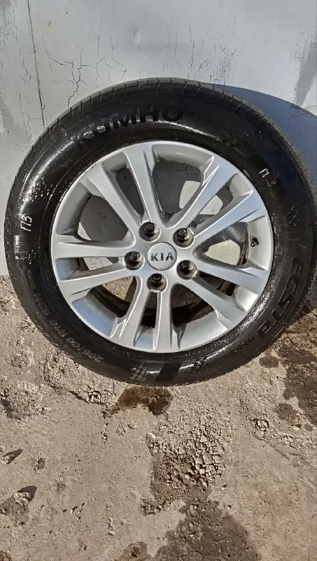 Продаётся kia forte yd (cerаto), рестайлинг, 2018г. В. , 2.0., .,
Пробег 188000км.
Пригнана из америки осенью 2021 года в мариуполь.
Без дтп.
Авто выкуплено на аукционе после кражи.
Один хозяин.
Состояние: кузов,   двигатель, ходовка, акпп, салон - отличное. Поменял в декабре 2024г.   Поставил с донора, практически новая.
Сейчас пробег на 70000км.
Вложений ни каких не надо, всё полностью работает.
Комплектация: кондиционер, круиз, обогрев зеркал, противотуманки, магнитола teyes с инет 4g,   навигацией, видео,   камерой з/вида. Сигнализация starline e96, с симкой и gps, дистанционный автозапуск. (управление и отслеживание с телефона).
То пройдено !!!!  Все доки готовы для постановки на учёт в гибдд.
С авто отдам комплект зимней и летней резины на дисках. А так же штатную магнитолу, пластиковую защиту, снятую (в рабочем состоянии).
Цена 1.250 🍋
Авто местное. Мариуполь
Звонить
+79494999172
📲 Tg: роман
📞 Звоните: +7(949)4999172 - фотография - 3