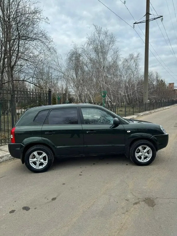 Продам hyundai tucson 2008г. в я хозяин по всем документам, мотор бензин 2.0 на механике. хочу за машину 🔴800.000₽🔴торговаться не намерен, смотрите цены! отличное состояние машины, кузов без рыжиков, аварий, и прочего - в родном окрасе! приезжайте проверяйте! резина зимняя новая, есть летняя в комплекте. подогревы сидений, эл. зеркала, сигнализация, 4 подъемника, датчик дождь свет, хорошая музыка, и еще много чего! диагностическая карта(техосмотр) в наличии, хоть сразу в мрео. автотека идеальная, пробег 233т. км на машине езжу, пробег растет. в последних руках 13лет, два ключа птс оригинал! по днищу перед зимой занимался, обрабатывал, целое! +79494239299 📞 звоните: +7(949)4239299 - фотография - 9