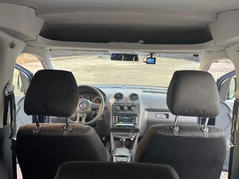 Продаётся volkswagen caddy короткая база 5 мест. двигатель 1,2 турбо (очень экономичный, расход 7л/100 траса, +1 литра город), механическая коробка передач, состояние идеальное. кондиционер подогрев передних сидений, магнитола, камера заднего вида комплект зимней шипованной резины на штампованных дисках. покупалась в донецке в автосалоне у официального дилера. машина стоит в гараже. то каждых 10.000, на расходинках не экономил, сервисная книжка, в наличии два комплекта ключей все доп вопросы по телефону, возможен торг машина реально в идеальном состояние за которую не стыдно. тел: +7 949 333 51 31 александр 📞 звоните: +7(949)3335131 - фотография - 10