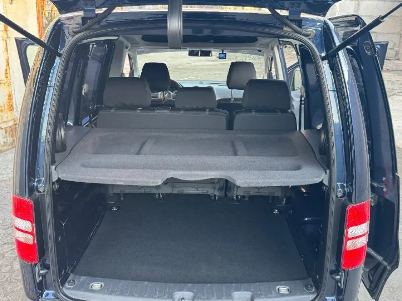Продаётся volkswagen caddy короткая база 5 мест. двигатель 1,2 турбо (очень экономичный, расход 7л/100 траса, +1 литра город), механическая коробка передач, состояние идеальное. кондиционер подогрев передних сидений, магнитола, камера заднего вида комплект зимней шипованной резины на штампованных дисках. покупалась в донецке в автосалоне у официального дилера. машина стоит в гараже. то каждых 10.000, на расходинках не экономил, сервисная книжка, в наличии два комплекта ключей все доп вопросы по телефону, возможен торг машина реально в идеальном состояние за которую не стыдно. тел: +7 949 333 51 31 александр 📞 звоните: +7(949)3335131 - фотография - 3