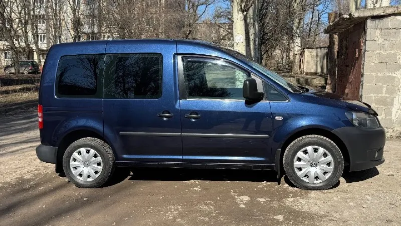 Продаётся volkswagen caddy короткая база 5 мест. двигатель 1,2 турбо (очень экономичный, расход 7л/100 траса, +1 литра город), механическая коробка передач, состояние идеальное. кондиционер подогрев передних сидений, магнитола, камера заднего вида комплект зимней шипованной резины на штампованных дисках. покупалась в донецке в автосалоне у официального дилера. машина стоит в гараже. то каждых 10.000, на расходинках не экономил, сервисная книжка, в наличии два комплекта ключей все доп вопросы по телефону, возможен торг машина реально в идеальном состояние за которую не стыдно. тел: +7 949 333 51 31 александр 📞 звоните: +7(949)3335131 - фотография - 5