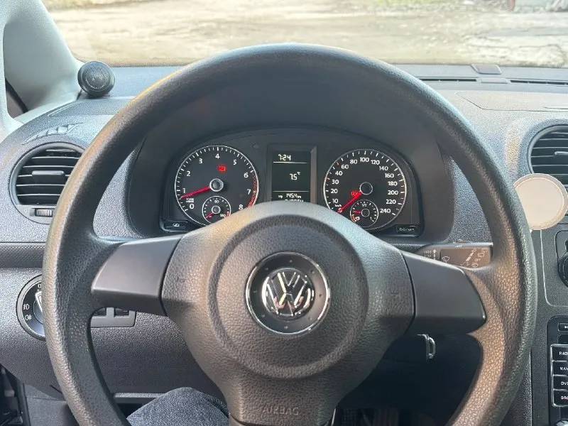 Продаётся volkswagen caddy короткая база 5 мест. двигатель 1,2 турбо (очень экономичный, расход 7л/100 траса, +1 литра город), механическая коробка передач, состояние идеальное. кондиционер подогрев передних сидений, магнитола, камера заднего вида комплект зимней шипованной резины на штампованных дисках. покупалась в донецке в автосалоне у официального дилера. машина стоит в гараже. то каждых 10.000, на расходинках не экономил, сервисная книжка, в наличии два комплекта ключей все доп вопросы по телефону, возможен торг машина реально в идеальном состояние за которую не стыдно. тел: +7 949 333 51 31 александр 📞 звоните: +7(949)3335131 - фотография - 6