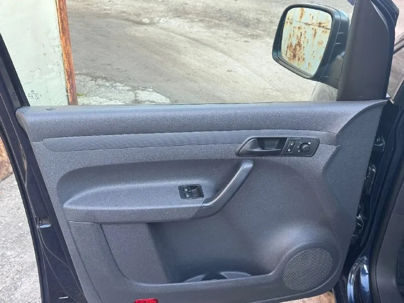 Продаётся volkswagen caddy короткая база 5 мест. двигатель 1,2 турбо (очень экономичный, расход 7л/100 траса, +1 литра город), механическая коробка передач, состояние идеальное. кондиционер подогрев передних сидений, магнитола, камера заднего вида комплект зимней шипованной резины на штампованных дисках. покупалась в донецке в автосалоне у официального дилера. машина стоит в гараже. то каждых 10.000, на расходинках не экономил, сервисная книжка, в наличии два комплекта ключей все доп вопросы по телефону, возможен торг машина реально в идеальном состояние за которую не стыдно. тел: +7 949 333 51 31 александр 📞 звоните: +7(949)3335131 - фотография - 7