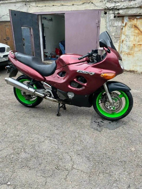Продам легенду мотостроения ( suzuki katana 600 ) 1998г. полностью исправен сел поехал, без посторонних шумов, кпп работает изумительно все передачи четкие. из последнего что сделано настройка клапанов, чистка настройка и синхрон карбюраторов, перебрана вилка (сальники, пыльники свежее масло), залито свежее масло motul 5100, новые колодки в круг. по лкп есть нюансы на фото хорошо видно слегка прилег на правую сторону упал с подножки. резина еще походит этот сезон, звезды и цепь в хорошем состоянии. пробег 60тыс. хочу за него 250.000 тыс. + торг. находиться в донецке ориентировочно цирк космос (доставка обсуждается) +79493001370 роман. 📞 звоните: +7(949)3001370 - фотография - 1