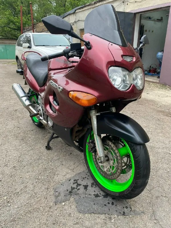 Продам легенду мотостроения ( suzuki katana 600 ) 1998г. полностью исправен сел поехал, без посторонних шумов, кпп работает изумительно все передачи четкие. из последнего что сделано настройка клапанов, чистка настройка и синхрон карбюраторов, перебрана вилка (сальники, пыльники свежее масло), залито свежее масло motul 5100, новые колодки в круг. по лкп есть нюансы на фото хорошо видно слегка прилег на правую сторону упал с подножки. резина еще походит этот сезон, звезды и цепь в хорошем состоянии. пробег 60тыс. хочу за него 250.000 тыс. + торг. находиться в донецке ориентировочно цирк космос (доставка обсуждается) +79493001370 роман. 📞 звоните: +7(949)3001370 - фотография - 2