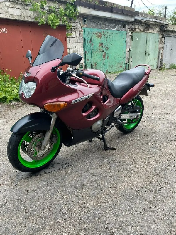 Продам легенду мотостроения ( suzuki katana 600 ) 1998г. полностью исправен сел поехал, без посторонних шумов, кпп работает изумительно все передачи четкие. из последнего что сделано настройка клапанов, чистка настройка и синхрон карбюраторов, перебрана вилка (сальники, пыльники свежее масло), залито свежее масло motul 5100, новые колодки в круг. по лкп есть нюансы на фото хорошо видно слегка прилег на правую сторону упал с подножки. резина еще походит этот сезон, звезды и цепь в хорошем состоянии. пробег 60тыс. хочу за него 250.000 тыс. + торг. находиться в донецке ориентировочно цирк космос (доставка обсуждается) +79493001370 роман. 📞 звоните: +7(949)3001370 - фотография - 3