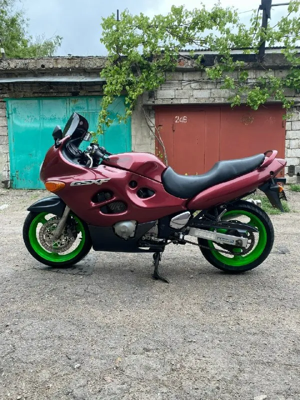 Продам легенду мотостроения ( suzuki katana 600 ) 1998г. полностью исправен сел поехал, без посторонних шумов, кпп работает изумительно все передачи четкие. из последнего что сделано настройка клапанов, чистка настройка и синхрон карбюраторов, перебрана вилка (сальники, пыльники свежее масло), залито свежее масло motul 5100, новые колодки в круг. по лкп есть нюансы на фото хорошо видно слегка прилег на правую сторону упал с подножки. резина еще походит этот сезон, звезды и цепь в хорошем состоянии. пробег 60тыс. хочу за него 250.000 тыс. + торг. находиться в донецке ориентировочно цирк космос (доставка обсуждается) +79493001370 роман. 📞 звоните: +7(949)3001370 - фотография - 4