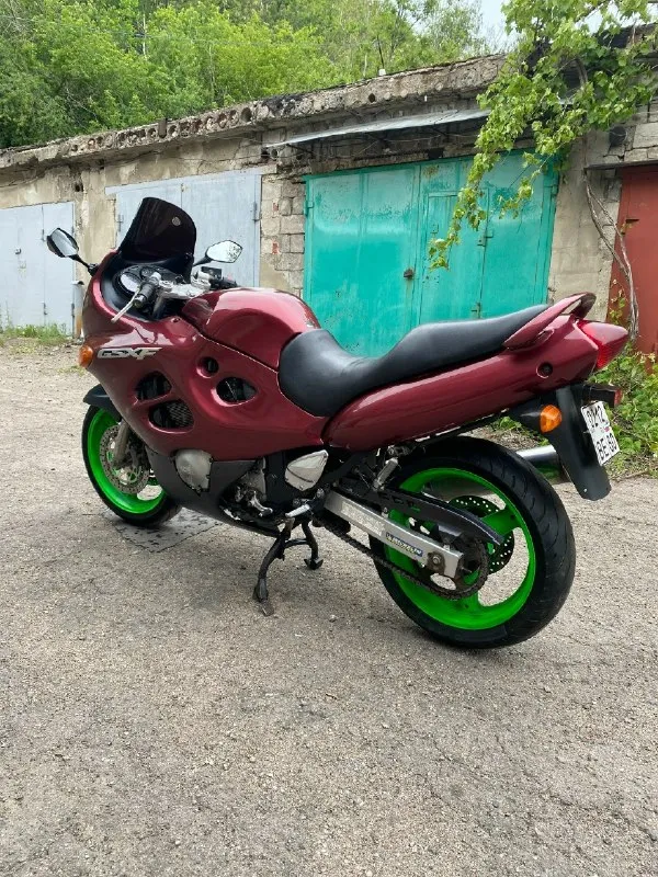 Продам легенду мотостроения ( suzuki katana 600 ) 1998г. полностью исправен сел поехал, без посторонних шумов, кпп работает изумительно все передачи четкие. из последнего что сделано настройка клапанов, чистка настройка и синхрон карбюраторов, перебрана вилка (сальники, пыльники свежее масло), залито свежее масло motul 5100, новые колодки в круг. по лкп есть нюансы на фото хорошо видно слегка прилег на правую сторону упал с подножки. резина еще походит этот сезон, звезды и цепь в хорошем состоянии. пробег 60тыс. хочу за него 250.000 тыс. + торг. находиться в донецке ориентировочно цирк космос (доставка обсуждается) +79493001370 роман. 📞 звоните: +7(949)3001370 - фотография - 5