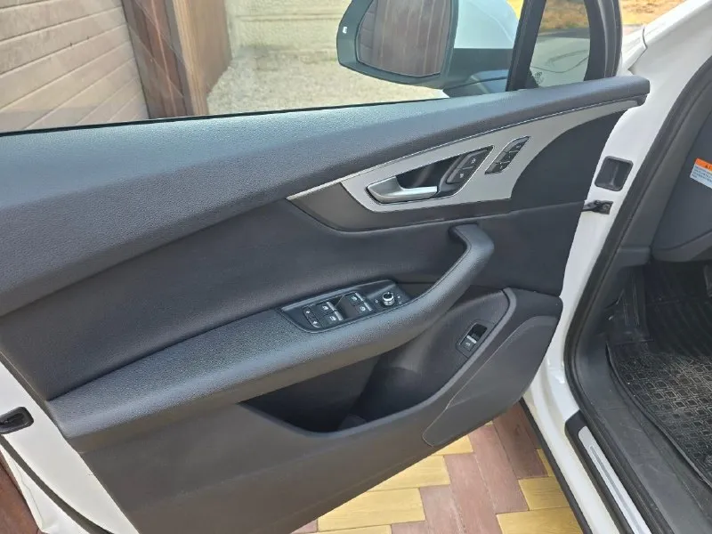 Продам audi q7 2.0 tfsi 2019 год. мощность: 252 л. с. птс: электронный владельцев по птс: 1 состояние: не битый коробка передач: автомат привод: полный тип кузова: внедорожник 5-дверный цвет: белый руль: левый +7 949 401 6982 антон 📞 звоните: +7(949)4016982 - фотография - 10