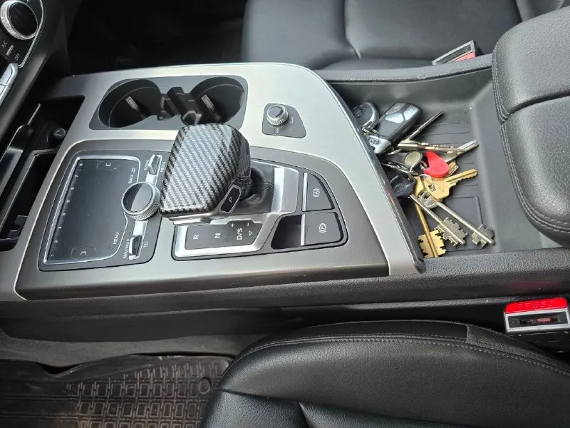 Продам audi q7 2.0 tfsi 2019 год. мощность: 252 л. с. птс: электронный владельцев по птс: 1 состояние: не битый коробка передач: автомат привод: полный тип кузова: внедорожник 5-дверный цвет: белый руль: левый +7 949 401 6982 антон 📞 звоните: +7(949)4016982 - фотография - 8