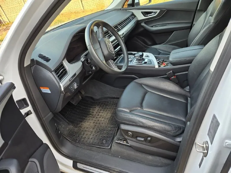 Продам audi q7 2.0 tfsi 2019 год. мощность: 252 л. с. птс: электронный владельцев по птс: 1 состояние: не битый коробка передач: автомат привод: полный тип кузова: внедорожник 5-дверный цвет: белый руль: левый +7 949 401 6982 антон 📞 звоните: +7(949)4016982 - фотография - 9