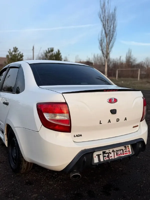 Лада гранта✅ на 8 клопе✅ выпуска 2014 год ✅ пробег 181тыс. ✅ мотор работает хорошо ✅ не дымит, ✅тянет бодро!✅ коробка механика, переключает мягко, без хрустов✅, не выбивает, ✅ не воет! ✅ ходовая не гремит, мягкая! ❗️✅ с элек. .. round-image:url('//telegram. org/img/emoji/40/e29c85.png')">✅ на ss20 стойках!✅ штампы новые, r15 на новой зимней резине! ✅ выхлоп тихий, но приятно звучит, с попкормом!✅ музыка играет норм, ✅стоит хороший андроид качественный ! с задней камерой вида ✅ приятный салон, чистый! 2 этажа led светит очень хорошо! 👌 дно пороги, целые, без гнили! стаканы лонжероны все отлично! 👍 по кузову в порядке, желательно поменять передний бампер, ну или просто покрасить, чуть покоцан! ❗️ по документам, все чисто, без запретов, без штрафов, птс стс дкп все на руках, переоформление без проблем! 180регион по всей информации по номеру:+79495068949 цена 430 - фотография - 5