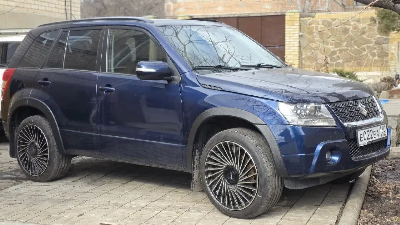 Suzuki grand vitara объём 2.4 бензин коробка mt 5ка год 2008 рестайлинг пробег 58.000 родной постоянный полный привод жесткой блокировкой межосевого дифференциала и понижающей передачей. капсула времени. покупался в автосалоне при украине. весь в родном окрасе. все остекление заводское. два ключа второй ключ в заводской упаковке не разу не вскрывался, два комплекта колес, лето на 20 тых новых дисках с новой резиной ! состояние новой машины. полный стеклопакет, электро зеркала. салон весь в чехлах одеты с момента покупки под ними состояние нового салона. передняя задняя туман ка, мульти руль, родная мультимедиа, одно зонный климат контроль, подогрев заднего стекла/боковых зеркал, подогрев передних сидений. ✅цена 2.050.000✅ ✅возможна продажа в кредит +79493637006. 📞 звоните: +7(949)3637006 - фотография - 1