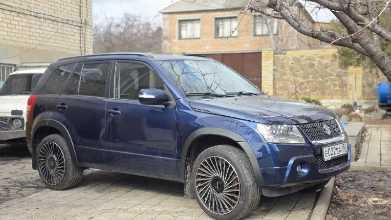 Suzuki grand vitara объём 2.4 бензин коробка mt 5ка год 2008 рестайлинг пробег 58.000 родной постоянный полный привод жесткой блокировкой межосевого дифференциала и понижающей передачей. капсула времени. покупался в автосалоне при украине. весь в родном окрасе. все остекление заводское. два ключа второй ключ в заводской упаковке не разу не вскрывался, два комплекта колес, лето на 20 тых новых дисках с новой резиной ! состояние новой машины. полный стеклопакет, электро зеркала. салон весь в чехлах одеты с момента покупки под ними состояние нового салона. передняя задняя туман ка, мульти руль, родная мультимедиа, одно зонный климат контроль, подогрев заднего стекла/боковых зеркал, подогрев передних сидений. ✅цена 2.050.000✅ ✅возможна продажа в кредит +79493637006. 📞 звоните: +7(949)3637006 - фотография - 2