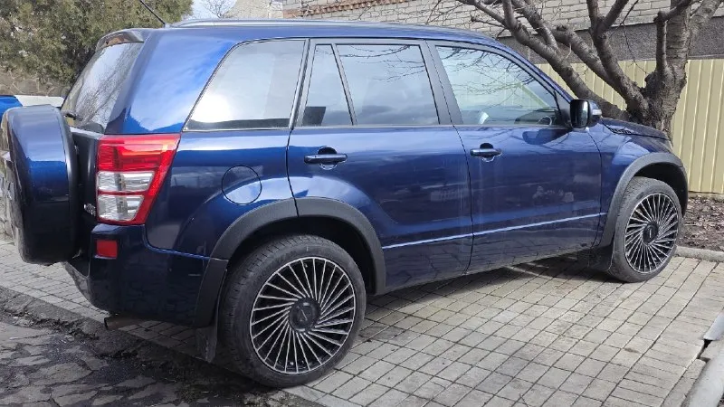 Suzuki grand vitara объём 2.4 бензин коробка mt 5ка год 2008 рестайлинг пробег 58.000 родной постоянный полный привод жесткой блокировкой межосевого дифференциала и понижающей передачей. капсула времени. покупался в автосалоне при украине. весь в родном окрасе. все остекление заводское. два ключа второй ключ в заводской упаковке не разу не вскрывался, два комплекта колес, лето на 20 тых новых дисках с новой резиной ! состояние новой машины. полный стеклопакет, электро зеркала. салон весь в чехлах одеты с момента покупки под ними состояние нового салона. передняя задняя туман ка, мульти руль, родная мультимедиа, одно зонный климат контроль, подогрев заднего стекла/боковых зеркал, подогрев передних сидений. ✅цена 2.050.000✅ ✅возможна продажа в кредит +79493637006. 📞 звоните: +7(949)3637006 - фотография - 3