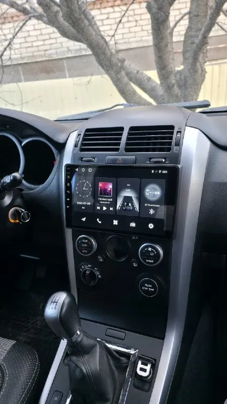 Suzuki grand vitara объём 2.4 бензин коробка mt 5ка год 2008 рестайлинг пробег 58.000 родной постоянный полный привод жесткой блокировкой межосевого дифференциала и понижающей передачей. капсула времени. покупался в автосалоне при украине. весь в родном окрасе. все остекление заводское. два ключа второй ключ в заводской упаковке не разу не вскрывался, два комплекта колес, лето на 20 тых новых дисках с новой резиной ! состояние новой машины. полный стеклопакет, электро зеркала. салон весь в чехлах одеты с момента покупки под ними состояние нового салона. передняя задняя туман ка, мульти руль, родная мультимедиа, одно зонный климат контроль, подогрев заднего стекла/боковых зеркал, подогрев передних сидений. ✅цена 2.050.000✅ ✅возможна продажа в кредит +79493637006. 📞 звоните: +7(949)3637006 - фотография - 4