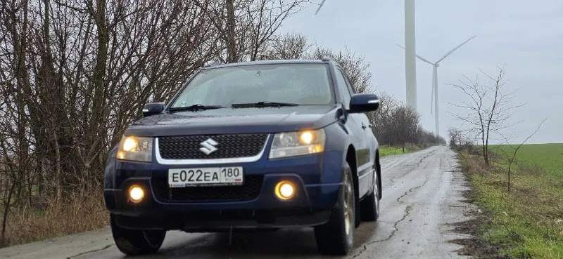 Suzuki grand vitara объём 2.4 бензин коробка mt 5ка год 2008 рестайлинг пробег 58.000 родной постоянный полный привод жесткой блокировкой межосевого дифференциала и понижающей передачей. капсула времени. покупался в автосалоне при украине. весь в родном окрасе. все остекление заводское. два ключа второй ключ в заводской упаковке не разу не вскрывался, два комплекта колес, лето на 20 тых новых дисках с новой резиной ! состояние новой машины. полный стеклопакет, электро зеркала. салон весь в чехлах одеты с момента покупки под ними состояние нового салона. передняя задняя туман ка, мульти руль, родная мультимедиа, одно зонный климат контроль, подогрев заднего стекла/боковых зеркал, подогрев передних сидений. ✅цена 2.050.000✅ ✅возможна продажа в кредит +79493637006. 📞 звоните: +7(949)3637006 - фотография - 5