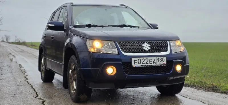 Suzuki grand vitara объём 2.4 бензин коробка mt 5ка год 2008 рестайлинг пробег 58.000 родной постоянный полный привод жесткой блокировкой межосевого дифференциала и понижающей передачей. капсула времени. покупался в автосалоне при украине. весь в родном окрасе. все остекление заводское. два ключа второй ключ в заводской упаковке не разу не вскрывался, два комплекта колес, лето на 20 тых новых дисках с новой резиной ! состояние новой машины. полный стеклопакет, электро зеркала. салон весь в чехлах одеты с момента покупки под ними состояние нового салона. передняя задняя туман ка, мульти руль, родная мультимедиа, одно зонный климат контроль, подогрев заднего стекла/боковых зеркал, подогрев передних сидений. ✅цена 2.050.000✅ ✅возможна продажа в кредит +79493637006. 📞 звоните: +7(949)3637006 - фотография - 6